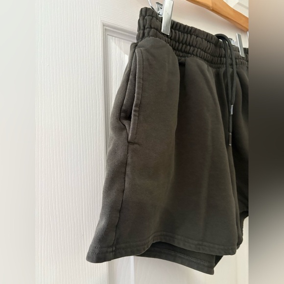 Gymshark training fleece shorts deep olive green size XS - Picture 3 of 12